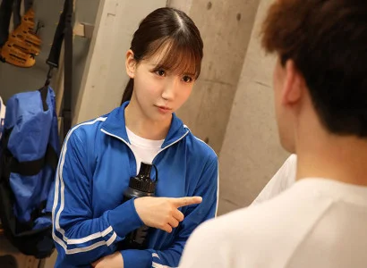 các cầu thủ nghiệp dư trong câu lạc bộ bóng đá quan hệ tập thể với cô gái xinh sau buổi tập