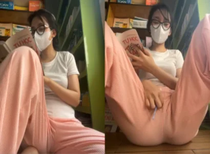 Cô nàng vừa cầm sách vừa đưa sextoy vào lồn