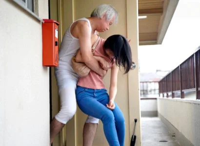 Nàng dâu mới bị bố chồng già lạm dụng