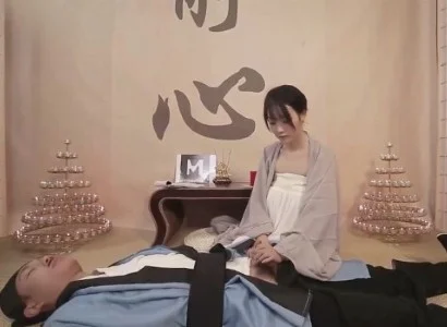 Nữ tu xinh đẹp nhìn thấy vị đạo sĩ bị thương