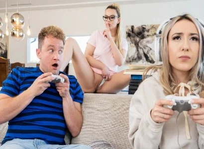 cô nàng mê game quá nên bị bạn thân lấy mất người yêu