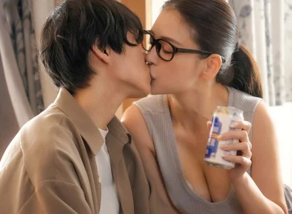 Chàng trai bị người yêu phản bội được chị hàng xóm an ủi bằng tình cảm
