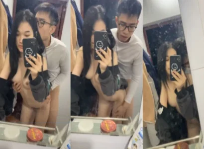 Cặp sinh viên trẻ địt nhau trước gương
