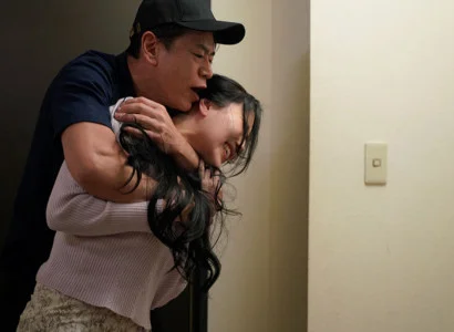 Nữ ca sĩ bị kẻ cuồng nhiệt cưỡng hiếp vì thân hình gợi tình
