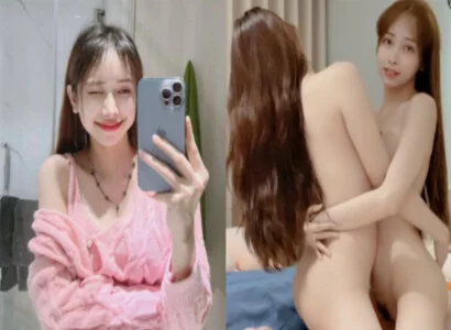 Cặp đôi bạn thân là Lâm Thái Vy và bạn của cô ấy móc bím nhau trên nền tảng phát sóng trực tiếp