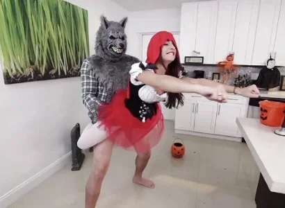 Cô gái chén nhau ở nhà gỗ