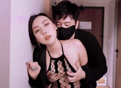 Người vợ bán mình cho sếp để trả nợ cho chồng