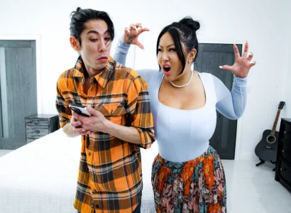 Con trai kia làm cho mẹ kế xăm trổ hàng múp đạt cực khoái