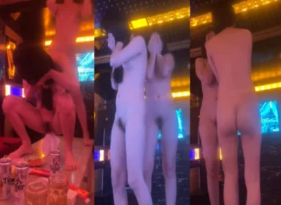Cô nàng thể hiện điệu múa thoát y cực kỳ dâm loạn tại quán hát