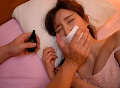 Anh ta lợi dụng thuốc mê để quan hệ với cô em họ xinh đẹp